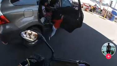 Motociclista graba el momento exacto en que un niño sale de un carro en movimiento 
