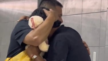 Hombre llora al recibir de regalo un oso de peluche con la voz de su esposa fallecida