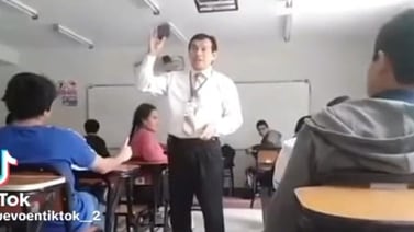 Estudiante es sorprendido por su maestro haciendo trampa antes de iniciar el examen