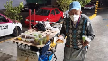 Abuelito vende gelatinas y otros postres para pagar operación de su nieto