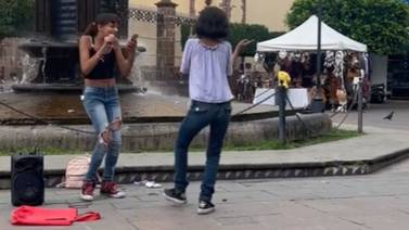 VIRAL: Jóvenes cantan canciones de Karol G en una plaza y usuarios de redes reaccionan 