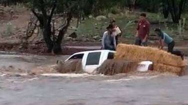 VIDEO VIRAL: Conductor intenta cruzar río en Chihuahua y se queda sin camioneta