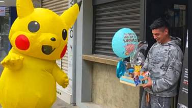 VIDEO: Joven recibe a un "Pikachu" gigante y bailarín, como sorpresa de aniversario