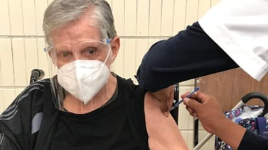 Héctor Bonilla recibe vacuna contra la Covid-19
