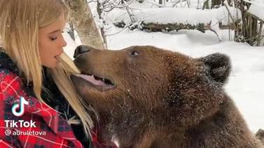 Modelo se vuelve viral en TikTok al comerse una galleta boca a boca con un oso