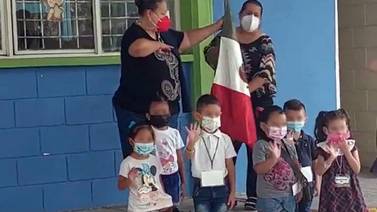 VIDEO VIRAL: Niños de kínder se equivocan al saludar a la Bandera y saludan a sus papás