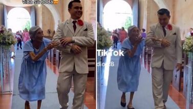 VIDEO: En su boda, novio entra al altar tomado de la mano de su abuelita y conmueve a todos
