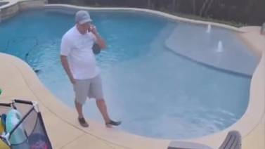 Hombre estaba a punto de caer en la piscina y se salva de una forma épica