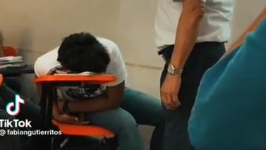 VIDEO VIRAL: Joven se queda dormido enfrente de su profesor en plena clase