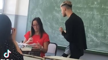 VIDEO VIRAL: Alumno le baila a su maestra para que no lo repruebe