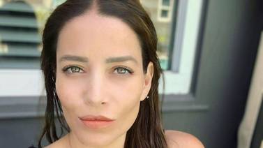 Adriana Fonseca impacta en redes sociales al tapar sus atributos con una toalla