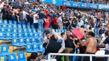 Aficionada del Atlas agradece a niño que le dio su camiseta del Querétaro para salir ilesa tras disturbios en el estadio