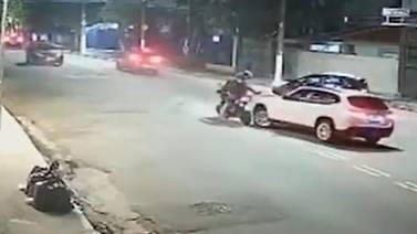 Mujer atropella con su camioneta a ladrones en moto que intentaron robar su auto