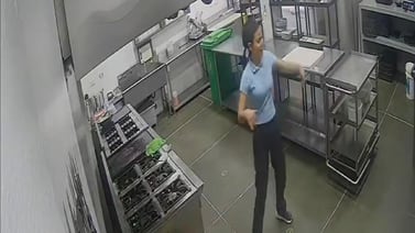 VIDEO VIRAL: Joven es descubierta por su jefe bailando en la cocina