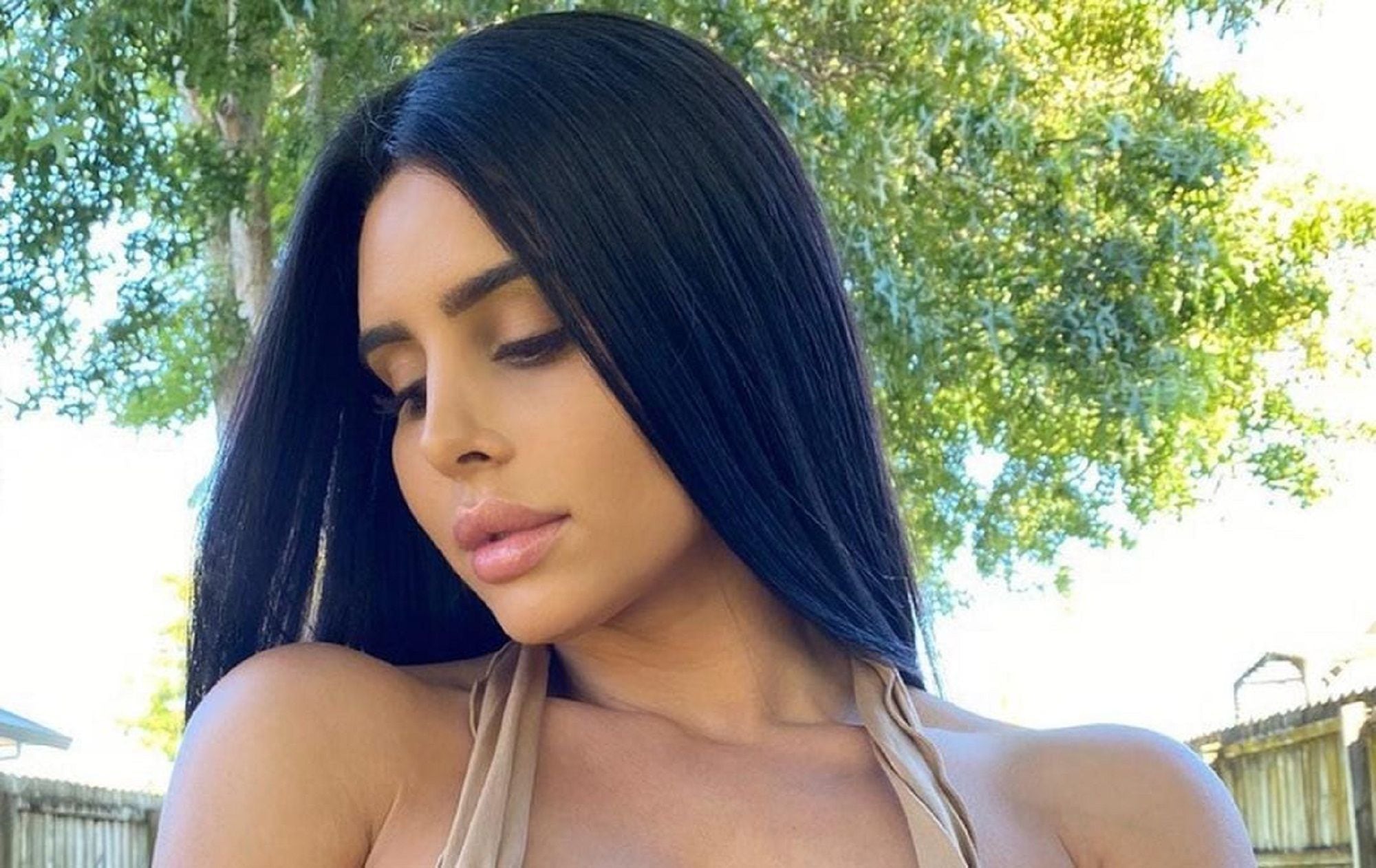 Lily Adrianne deja con la boca abierta a sus fans al modelar su ropa