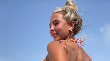 Natalia Garibotto deslumbra a sus fans modelando su bikini desde la playa