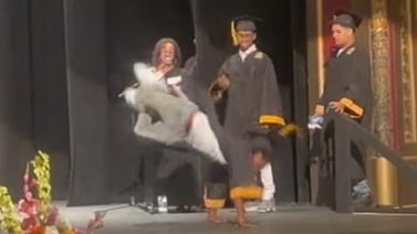 Joven se vuelve viral por su divertido baile durante su graduación