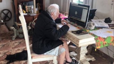 ¡Cumple su sueño! Hombre de 92 años estudia la carrera en línea por el Covid-19