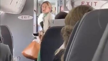 Por orgullosa, bajan a mujer de avión tras negarse a usar cubrebocas