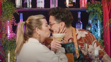 VIDEO VIRAL: Margarita la Diosa de Cumbia se deschonga y besa a conductor en pleno programa