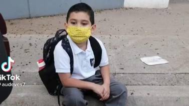 Joven lleva su sobrino a la escuela en sábado por error y se vuelve viral