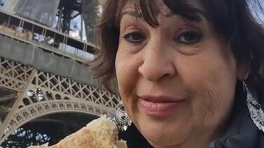 Señora conmueve en TikTok al cumplir su sueño de visitar  la Torre Eiffel