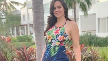 Luz Elena González presume su torneada figura mientras toma el sol en bikini
