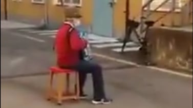 VIDEO VIRAL: Con su acordeón, ancianito le lleva serenata a su amada hospitalizada por Covid-19