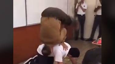TikTok: Profesor realiza increíble acrobacia frente a sus alumnos y se vuelve viral 