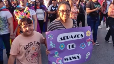 Mamá acude a la Marcha del Orgullo Gay a dar abrazos y se hace viral en TikTok
