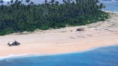 Rescatan a 3 hombres de una isla desierta en Pikelot tras escribir SOS