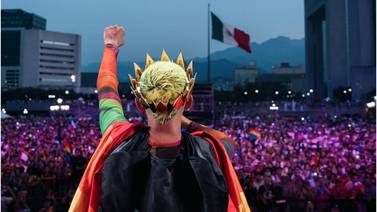 Jhonny Caz de Grupo Firme es coronado príncipe en la Marcha del orgullo gay en Monterrey