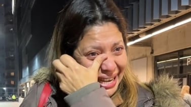 Mujer rompe en llanto luego de que su hijo le regalara un boleto para ver a Luis Miguel