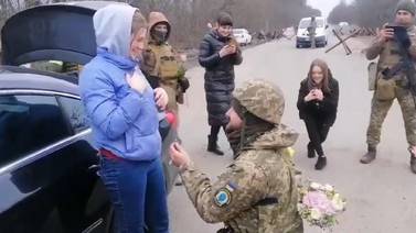 Soldado ucraniano finge una inspección para pedirle matrimonio a su novia