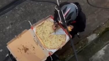 VIDEO VIRAL: Captan a repartidor arreglando pizza que se comió