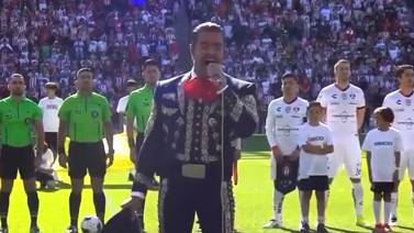 VIDEO: Otra vez, Pablo Montero se equivoca al cantar el Himno Nacional en partido de futbol