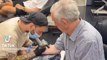 VIDEO VIRAL: Abuelito se hace tatuaje para celebrar sus 90 años