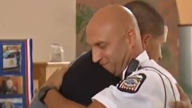 Hombre se reencuentra con el policía que le salvó la vida cuando tenía 5 años