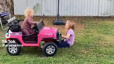 TikTok: Niña atropella a su hermana con su carro de juguete