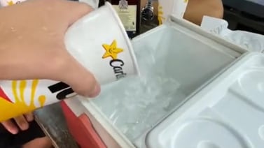Joven se vuelve viral en TikTok al llenar su hielera con hielos del Carl's Jr