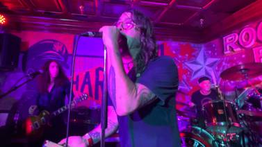 Dave Grohl de Foo Fighters y Chad Smith de Red Hot Chili Peppers sorprenden a fans en un bar