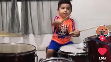 Niño se vuelve viral en TikTok al tocar canción de Metallica en la batería