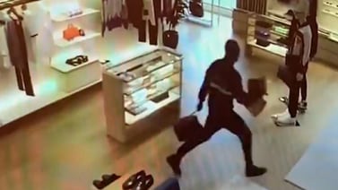 VIDEO VIRAL: Ladrón queda noqueado por una puerta al intentar huir