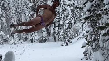VIDEO VIRAL: Hombre da clavado en ropa interior a un lago completamente nevado