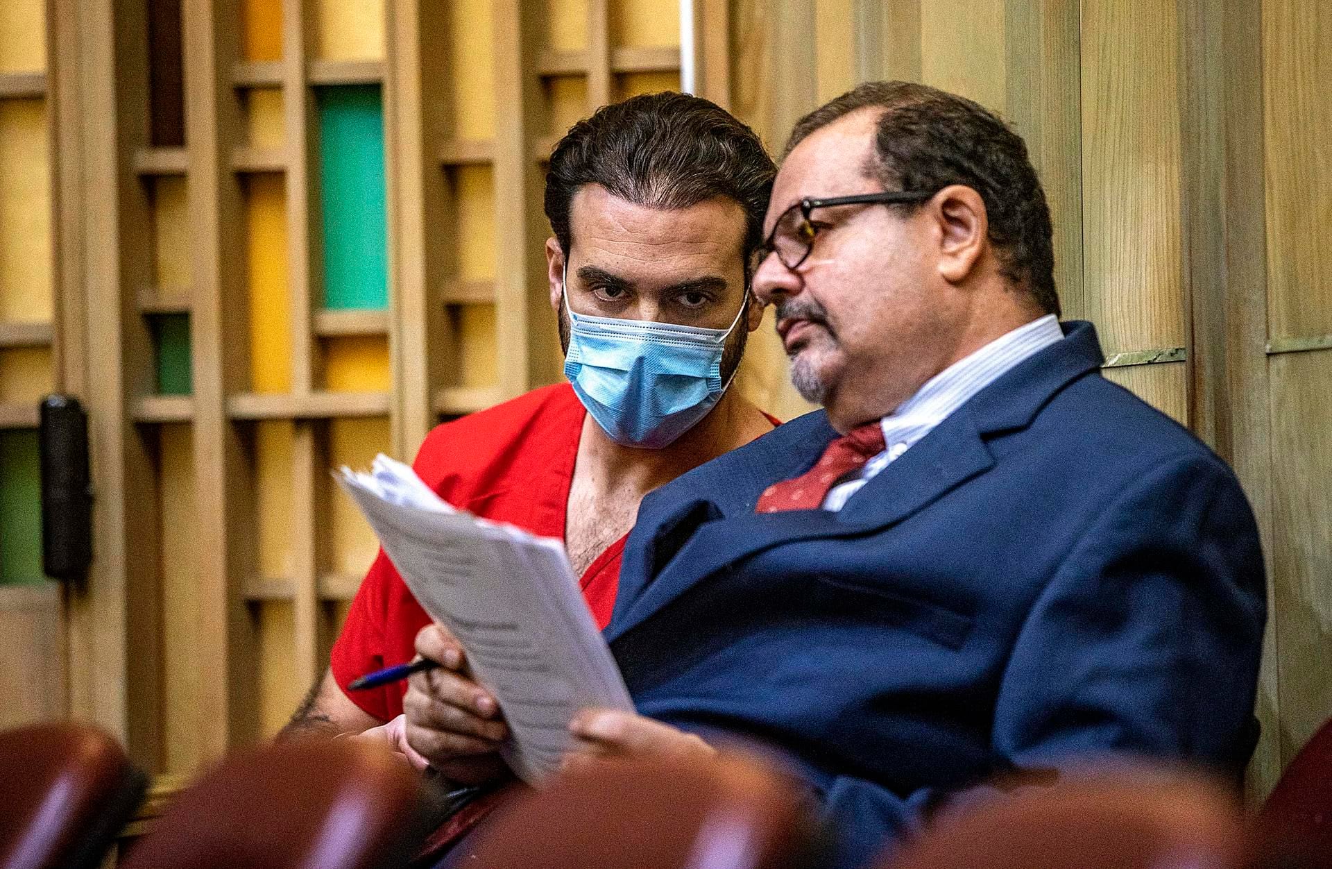 El actor mexicano Pablo Lyle escucha a su abogado Phil Reizenstein (d), durante una audiencia, en una fotografía de archivo. EFE/Pedro Portal Miami Herald/Pool
