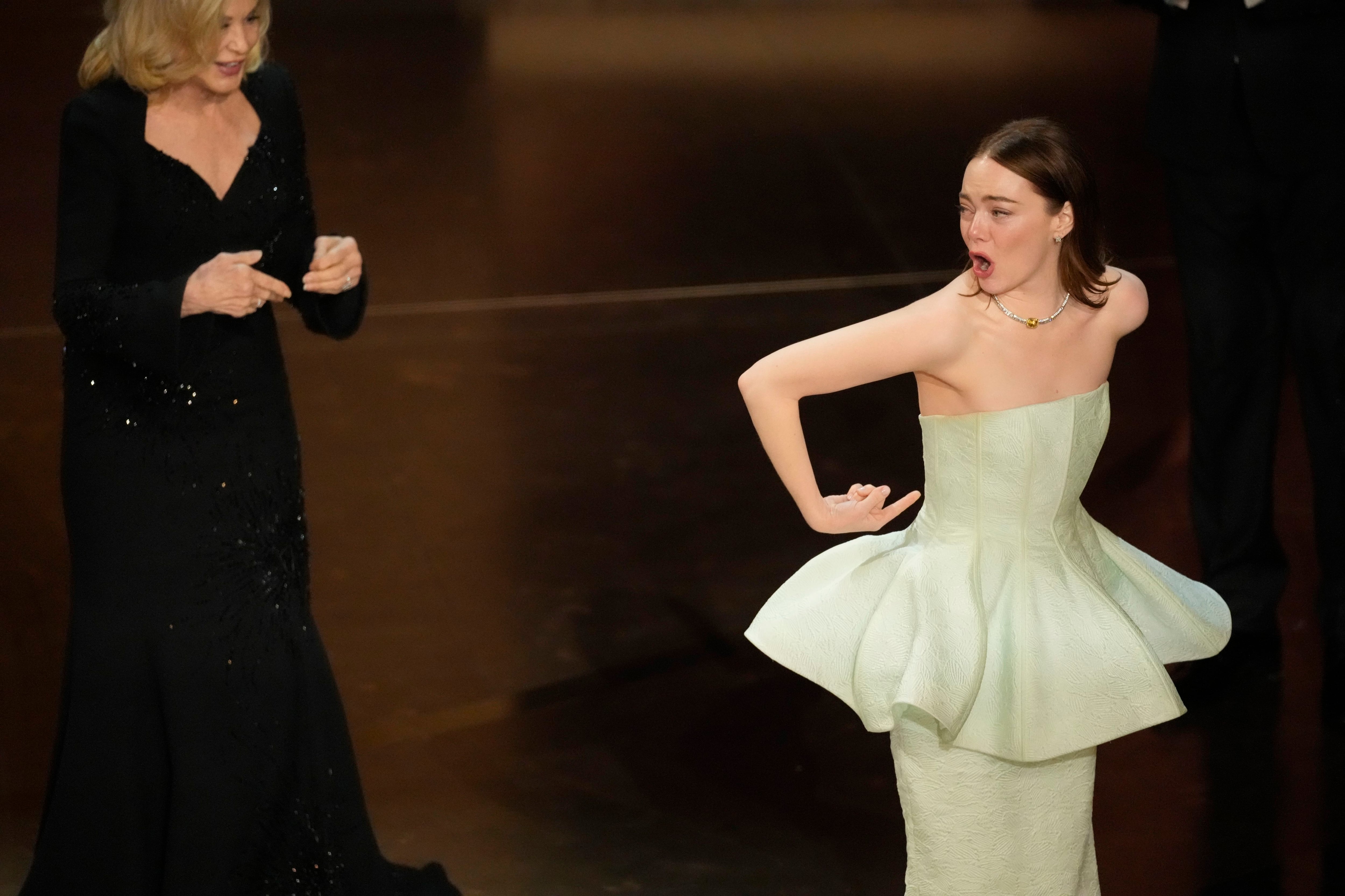 Jessica Lange, izquierda, y Emma Stone en los Oscar el domingo 10 de marzo de 2024, en el Teatro Dolby en Los Ángeles. (Foto AP/Chris Pizzello)