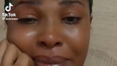 Mujer llora en TikTok al estar a punto de cumplir 30 años soltera y sin hijos