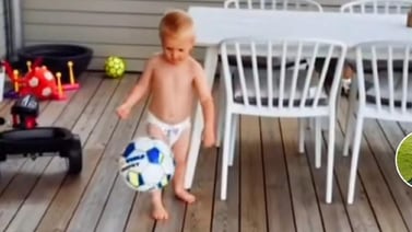 Niño muestra su evolución jugando futbol desde que tenía 1 año