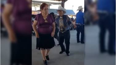 VIRAL: Un abuelito norteño se viraliza por su cómica forma de baile al ritmo de "Bebe dame"
