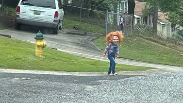 Niño disfrazado de "Chucky" causa terror al caminar por las calles de Alabama